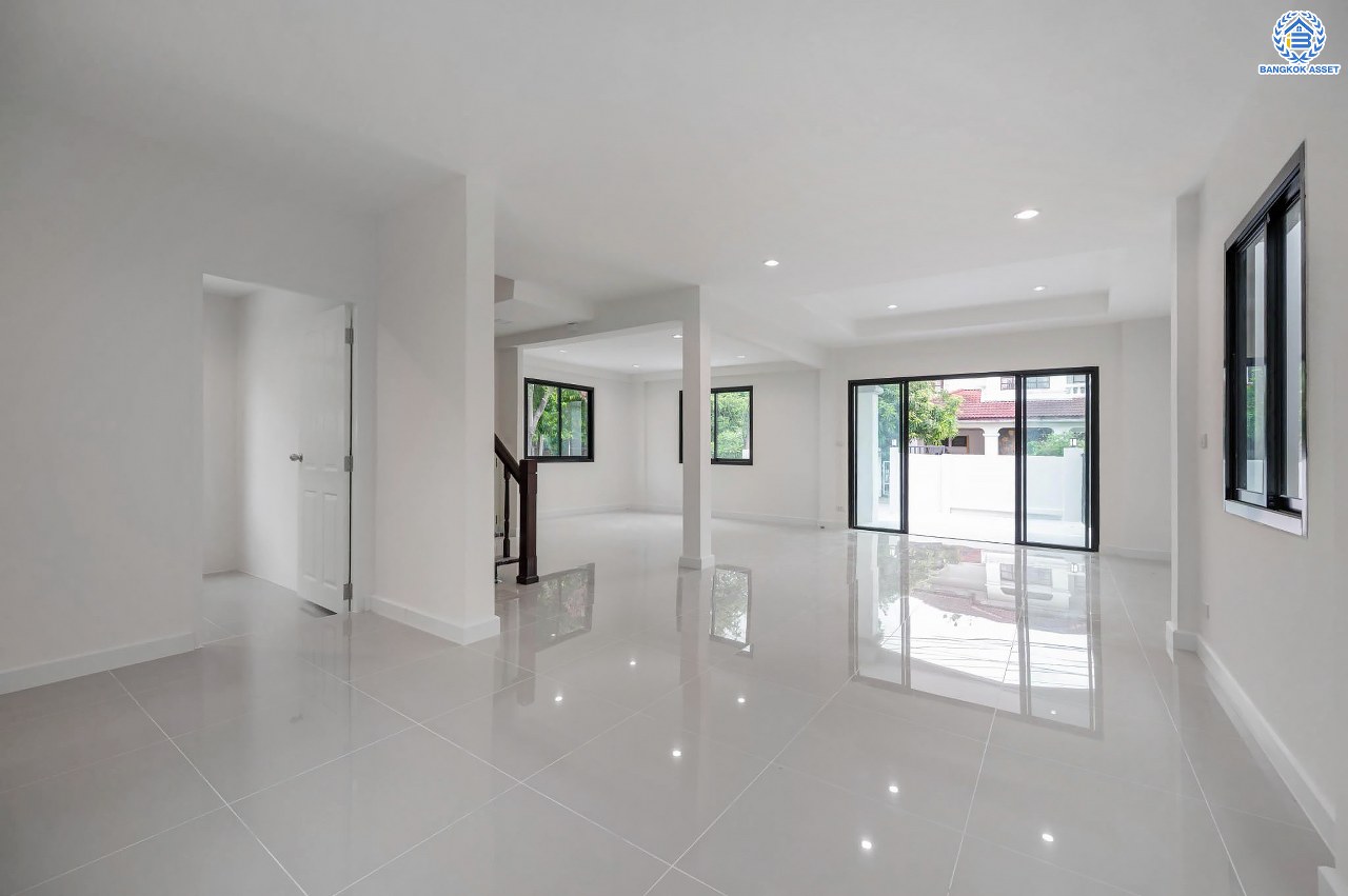 บ้านมือสองตกแต่งใหม่ คุณภาพแบรนด์ LH โครงการ ชลลดา บางบัวทอง เนื้อที่ 83 ตร.ว. ตกแต่งหรูหรา ฟังก์ชันจัดเต็ม 5 ห้องนอน 3 ห้องน้ำ จอดรถได้ 2 คัน พร้อม Facilities ครบ! บนทำเลคุณภาพ เชื่อมต่อได้หลายเส้นทาง ใกล้เซ็นทรัลเวสต์เกต และรถไฟฟ้า "สถานีบางพลู"